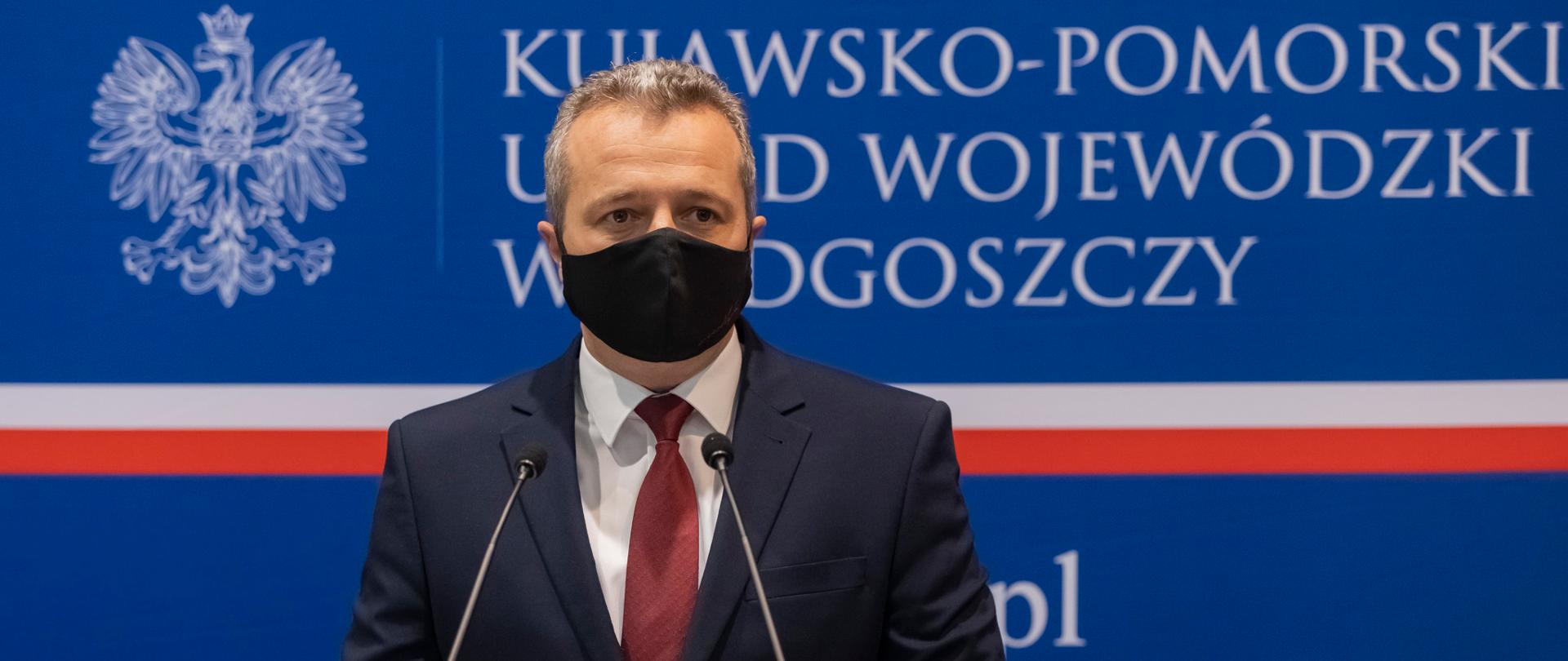 Przy mikrofonie wojewoda Mikołaj Bogdanowicz w maseczce