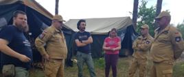 Na zdjęciu widzimy strażaków przekazujących uwagi organizatorom obozu.