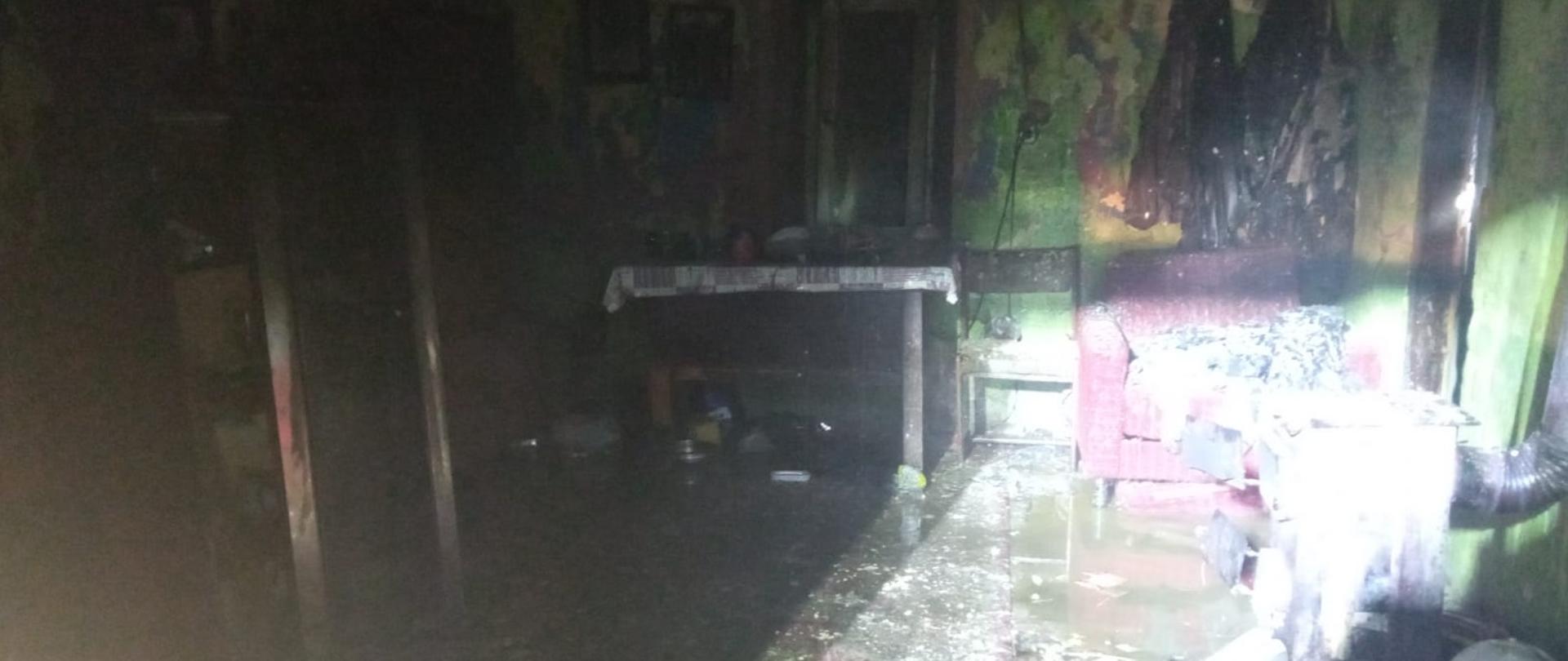 Zdjęcie przedstawia obiekt po pożarze.