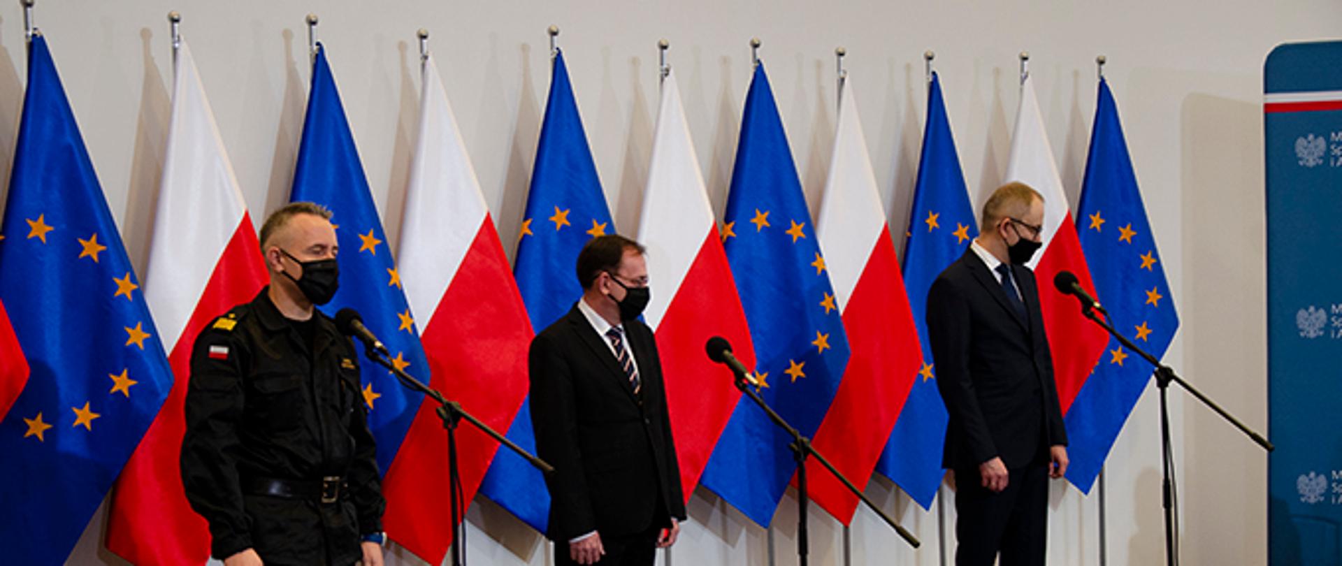 Kierownictwo MSWiA oraz komendant główny Państwowej Straży Pożarnej. podczas konferencji