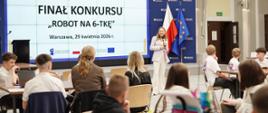 Na zdjęciu minister Pełczyńska-Nałęcz z uczestnikami konkursu