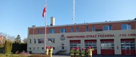 Na zdjęciu widzimy strażaków na tle Komendy Powiatowej PSP w Pruszczu Gdańskim podczas uroczystego podniesienie flagi państwowej RP.