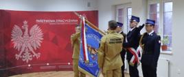 Strażacy podczas ślubowania na sztandar komendy Powiatowej Państwowej Straży Pożarnej w Namysłowie.