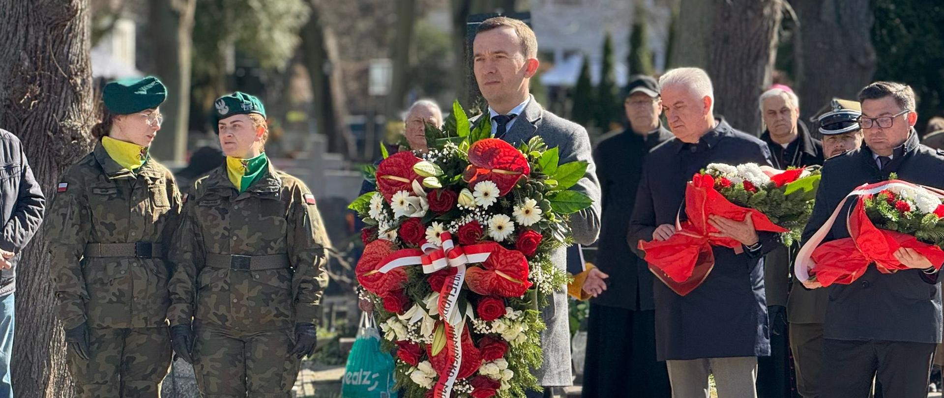 Uroczystości upamiętniające ofiary Zbrodni Katyńskiej w Elblągu: wicewojewoda Mateusz Szauer podczas złożenia kwiatów.