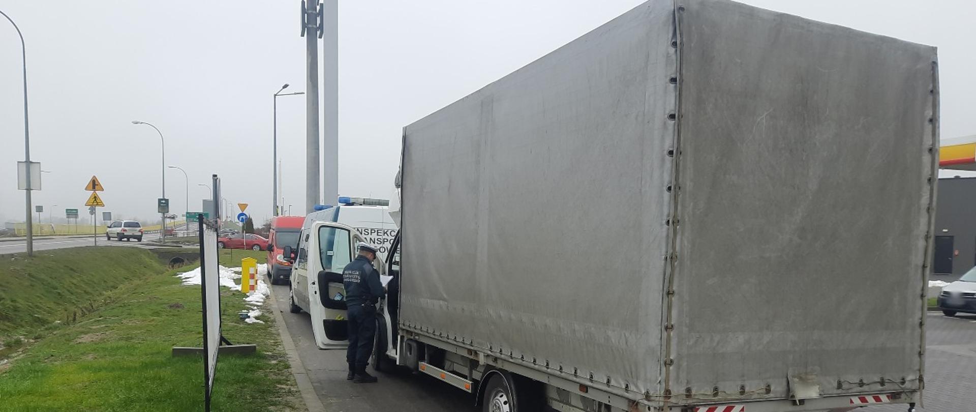 Kontrola busów zatrzymanych przez funkcjonariuszy mazowieckiej Inspekcji Transportu Drogowego.