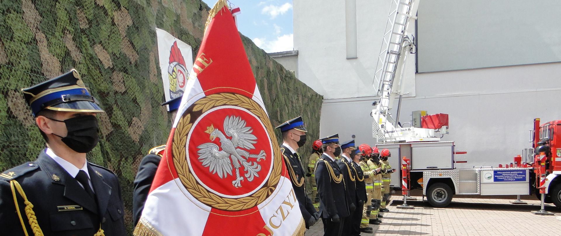 Dzień Strażaka. Na zdjęciu strażacy w ugrupowaniu (dwuszeregu) podczas apelu z okazji dnia strażaka.