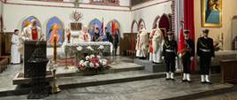 Prezbiterium. Po lewej ksiądz przy ambonie po prawej poczet sztandarowy marynarki wojennej w tyle inni księża i poczet sztandarowy komendy straży w Sopocie 