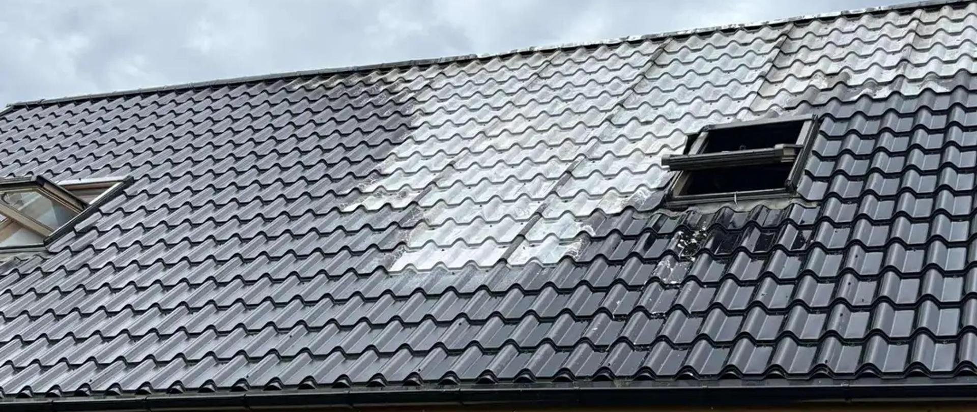 Uszkodzona blachodachówka na dachu