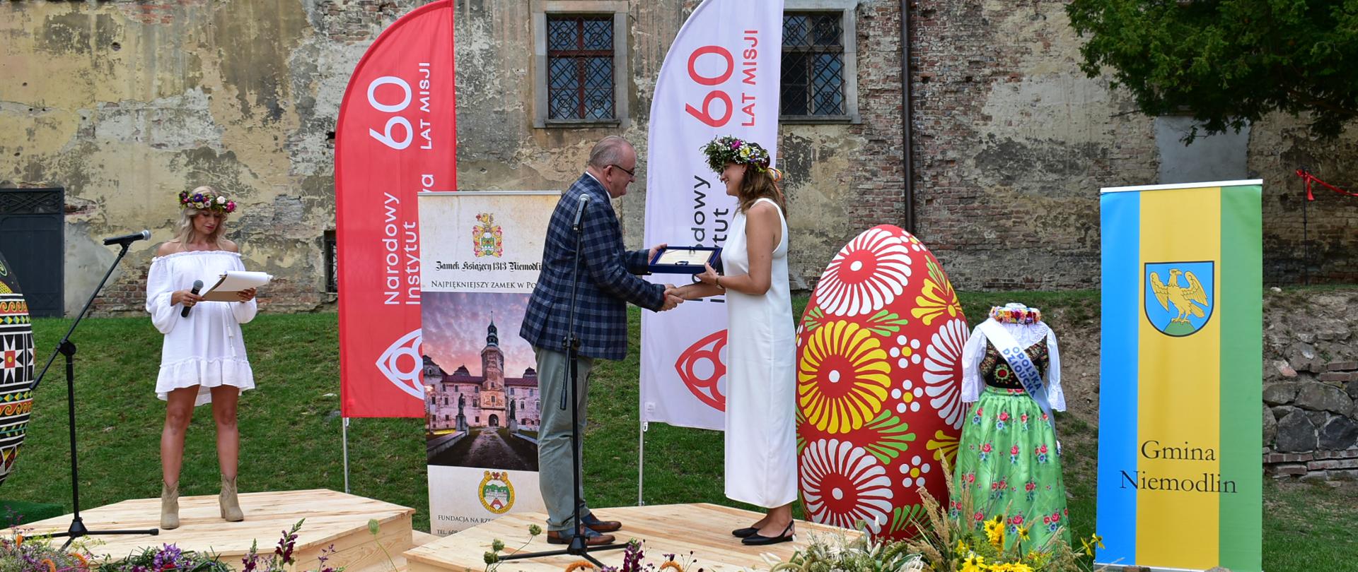 Wręczenie graweru przedstawicielce NID