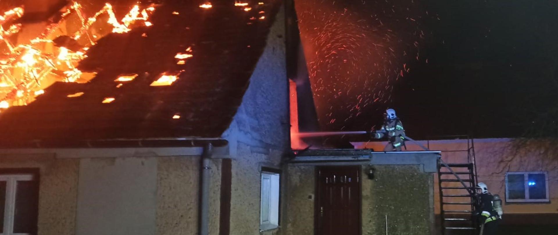 pożar budynku mieszkalnego w Łagoszowie Wielkim