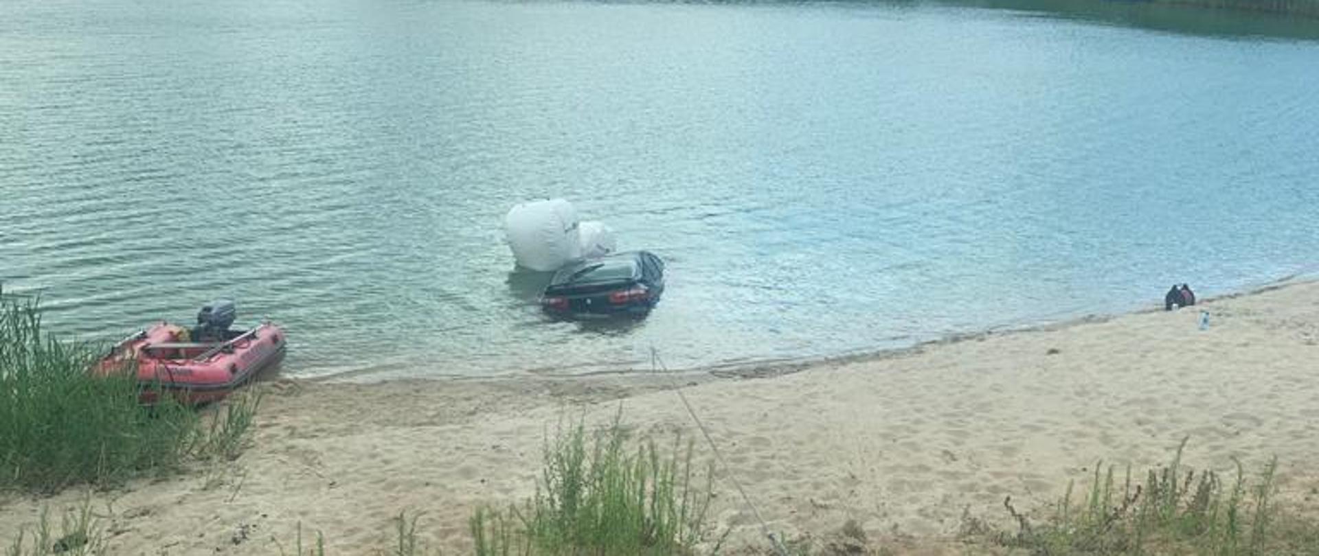 Samochód osobowy w Jeziorze Ostrowskim