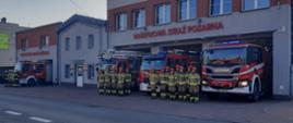 Na zdjęciu zbiórka strażaków oddających hołd poległym strażakom z Ukrainy. W tle samochody strażackie oraz budynek JRG.