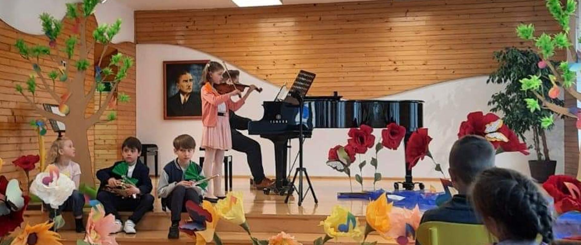 uczennica grająca na scenie