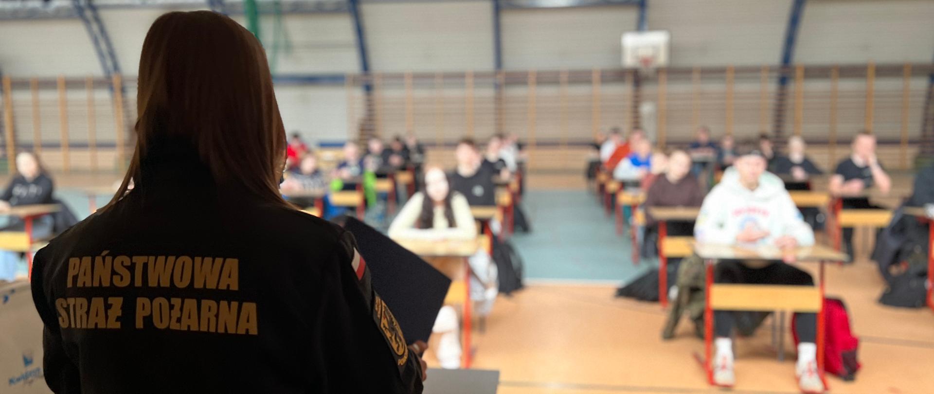 Przedstawicielka Komendy Powiatowej PSP w Kwidzynie przedstawia uczestnikom turnieju regulamin.