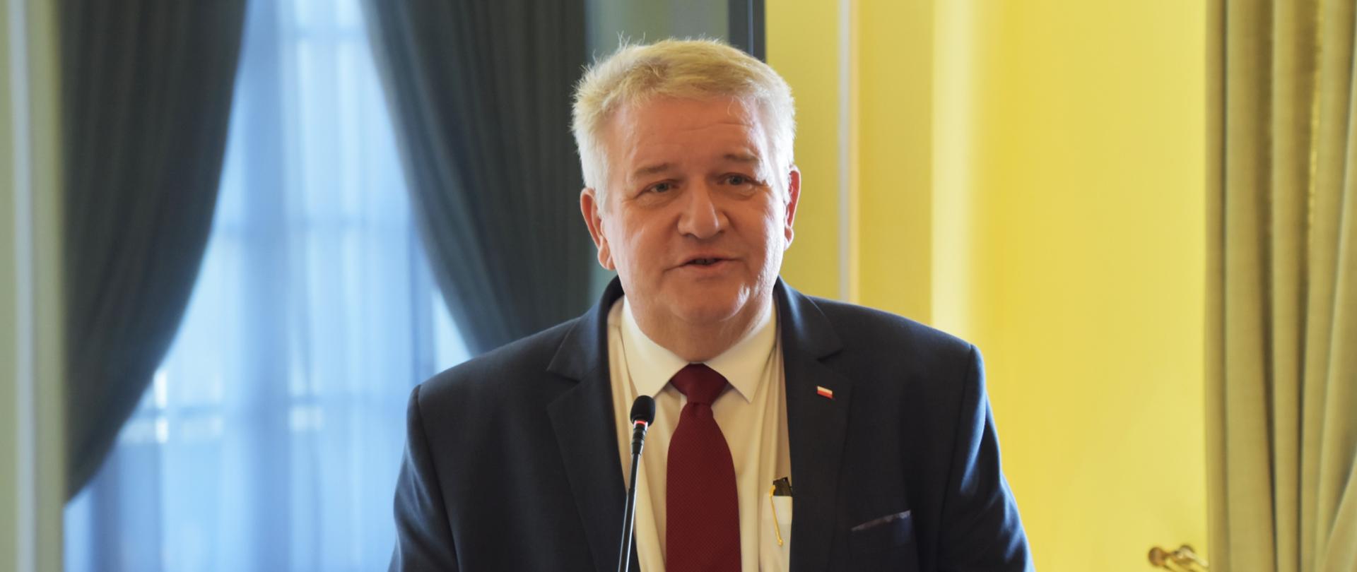 Wicewojewoda Mazowiecki Sylwester Dąbrowski podczas podpisywania umów.