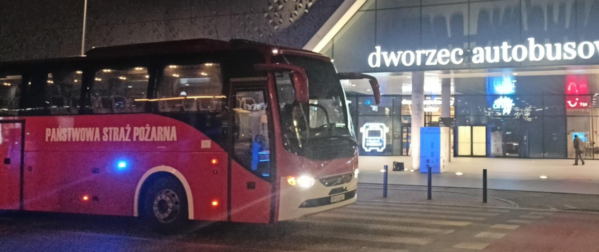 Brzescy strażacy pomagają w transporcie uchodźców - zdjęcie przedstawia autobus PSP przy dworcu autobusowym