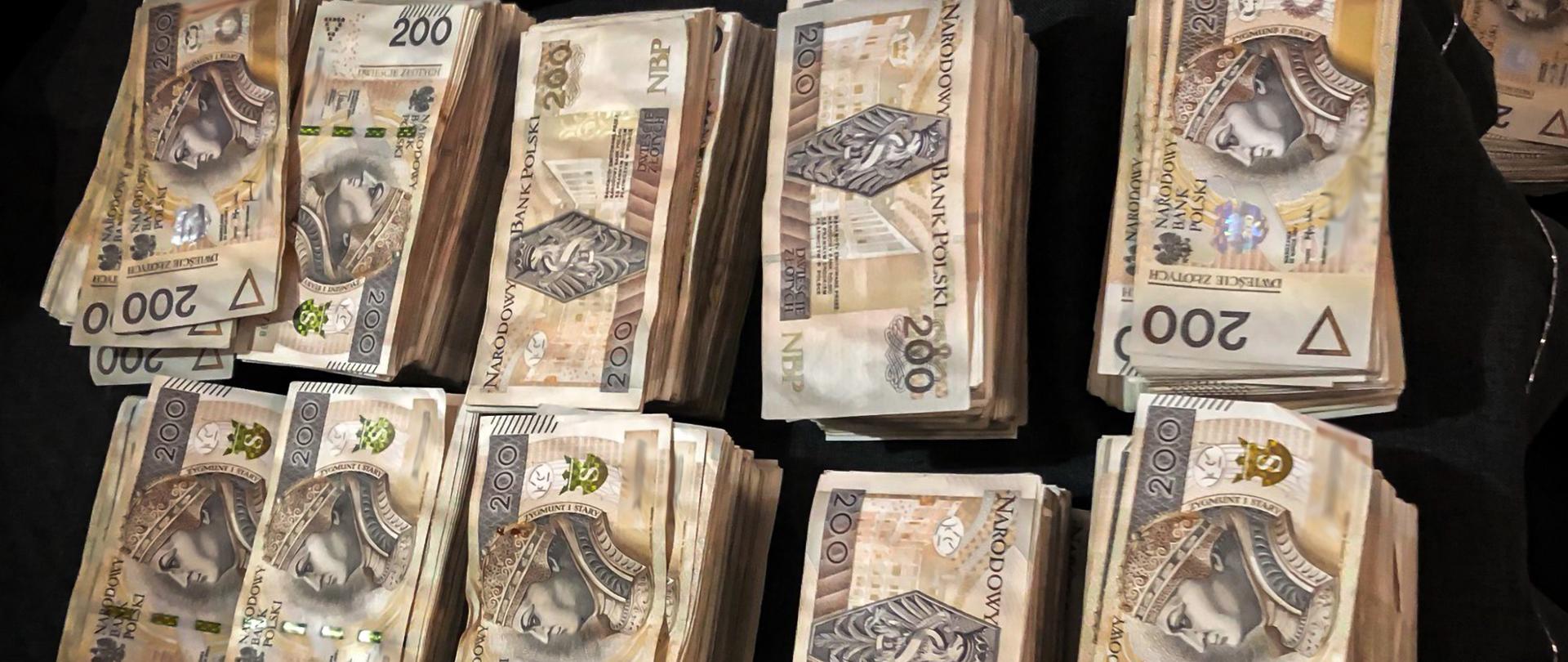 Lubelski pion PZ Prokuratury Krajowej doprowadził do skazania kolejnych członków zorganizowanej grupy przestępczej za wyłudzenia VAT
Prokuratorzy Lubelskiego Wydziału Zamiejscowego Departamentu do Spraw Przestępczości Zorganizowanej i Korupcji Prokuratury Krajowej w Lublinie doprowadzili do skazania 6 członków zorganizowanej grupy przestępczej wyłudzającej VAT.
Lubelski Wydział Zamiejscowy Departamentu do Spraw Przestępczości Zorganizowanej i Korupcji Prokuratury Krajowej w Lublinie akt oskarżenia skierował w marcu 2021 roku do Sądu Okręgowego w Warszawie .
