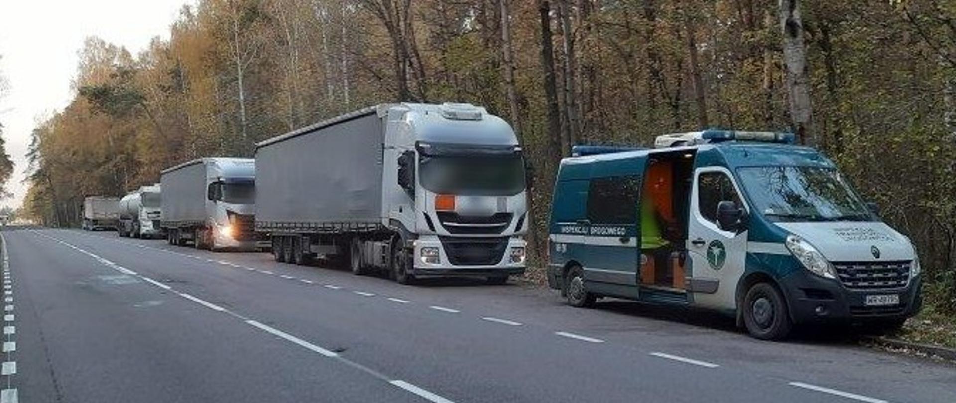 Od prawej: przód i prawy bok oznakowanego furgonu mazowieckiej Inspekcji Transportu Drogowego. Za radiowozem ITD stoi cztery kontrolowane zestawy ciężarowe zagranicznych przewoźników.