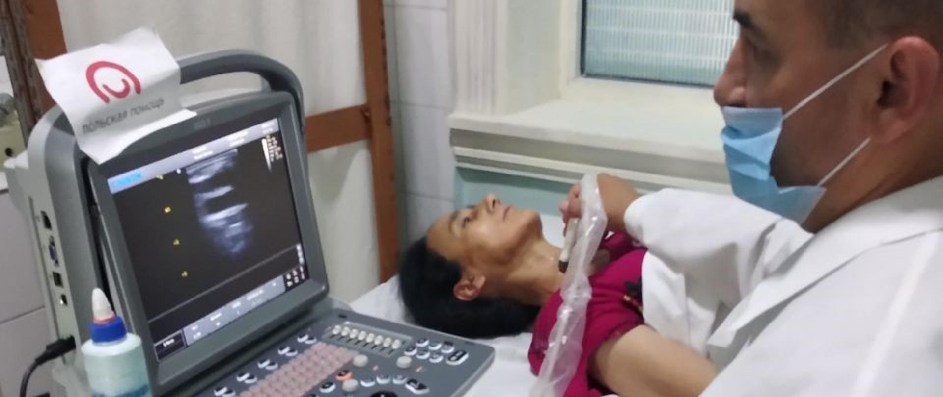 lekarz przeprowadza USG tarczycy pacjentki