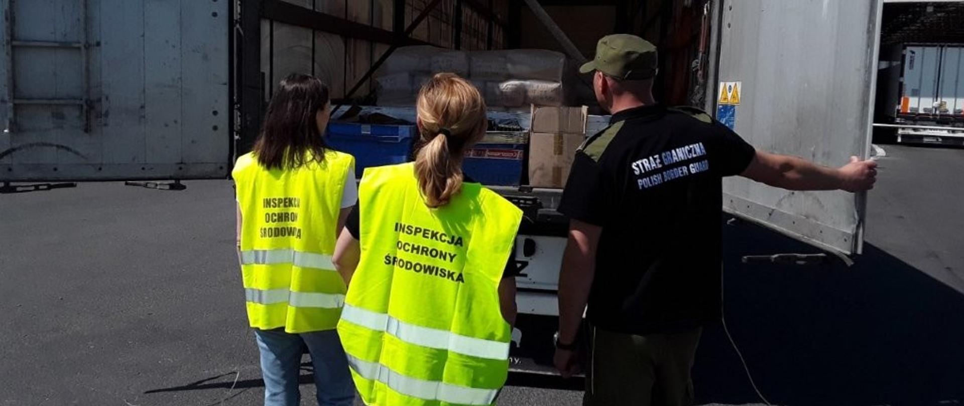 Inspektorzy kontrolują przewoźników na drodze w Korczowej w dniu 29.04.2025 r. 