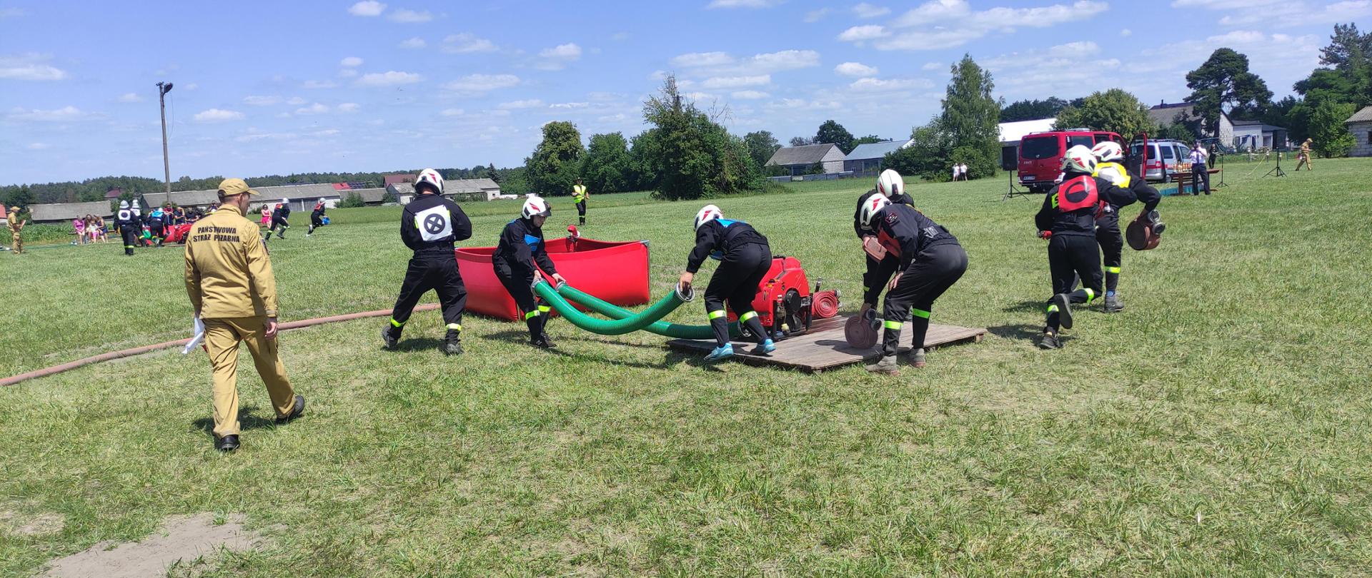 Zawody Sportowo – Pożarnicze jednostek OSP z terenu gmin Sokołów Podlaski i Bielany oraz z miasta Sokołowa Podlaskiego - 16.06.2024 r. - na zdjęciu strażacy podczas ćwiczenia bojowego