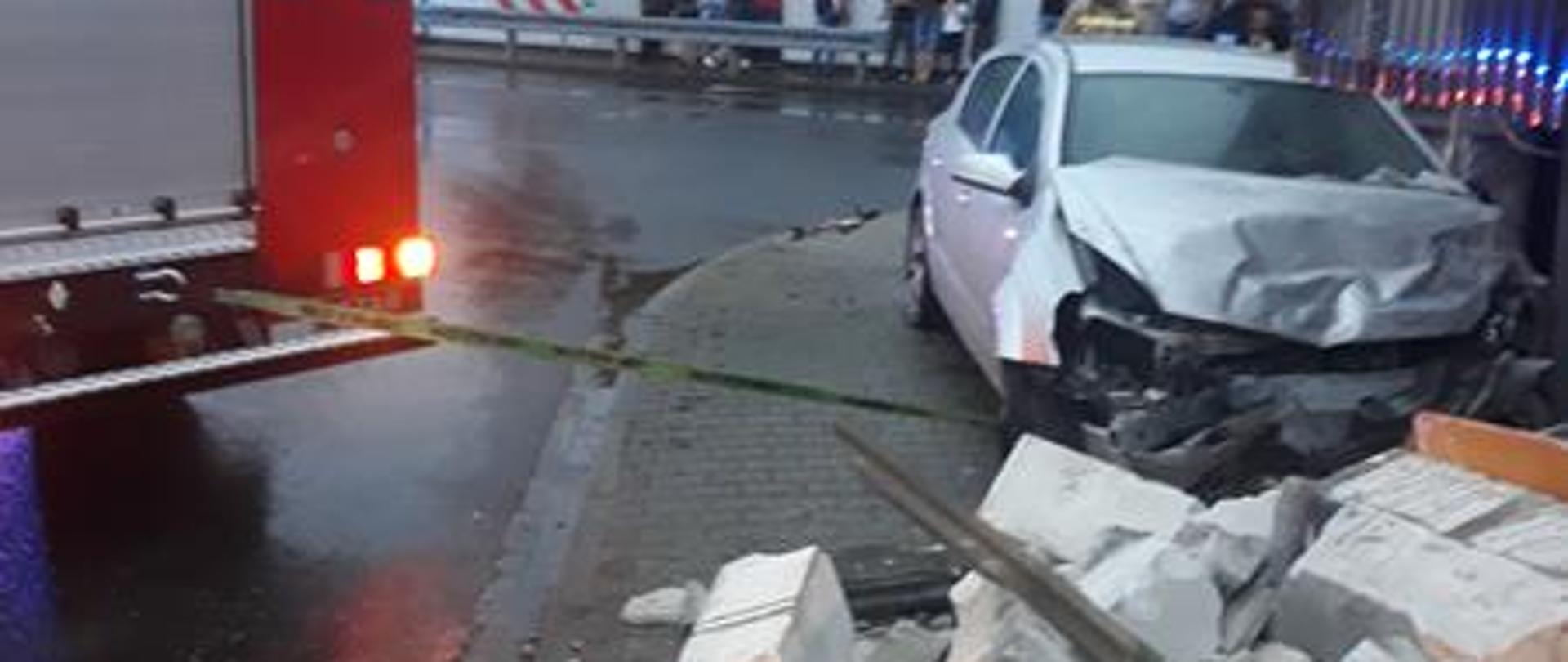 Samochód uderzył w budynek