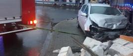 Samochód uderzył w budynek