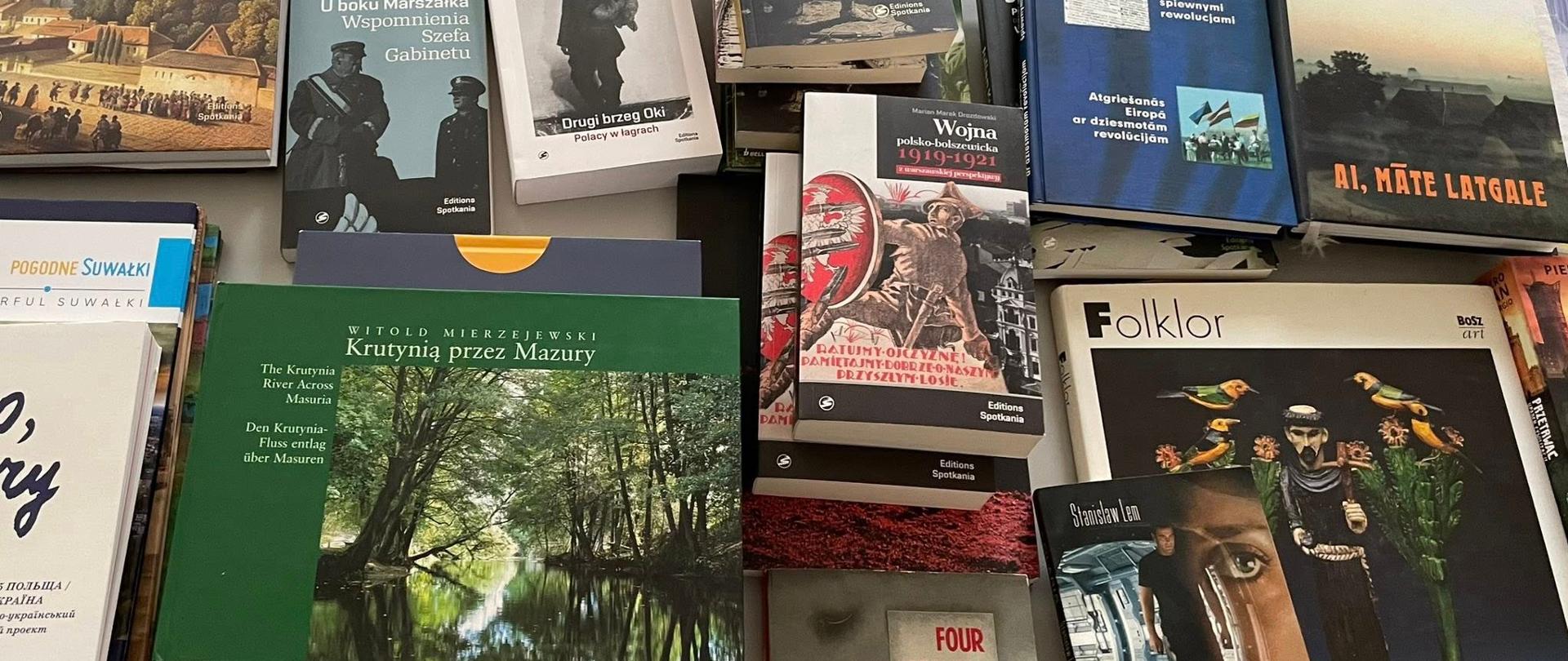 Przekazanie książek do Ośrodka Polskiego im. Jana Pawła II w Rydze