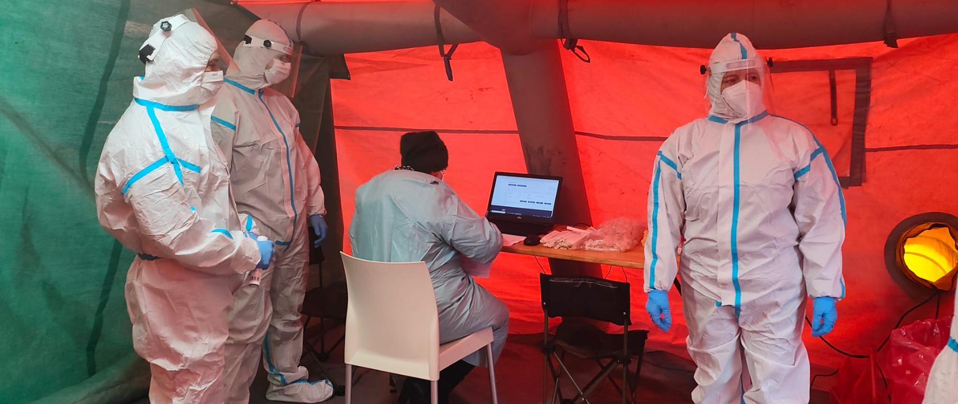 Wnętrze namiotu w punkcie wymazowym