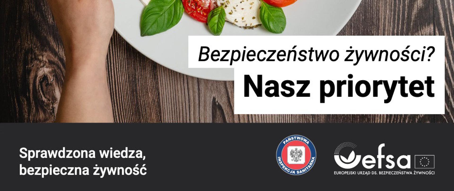 na zdjęciu biały talerz na stole na którym jest mocarella poprzekładana pomidorami i przystrojona listkami bazylii