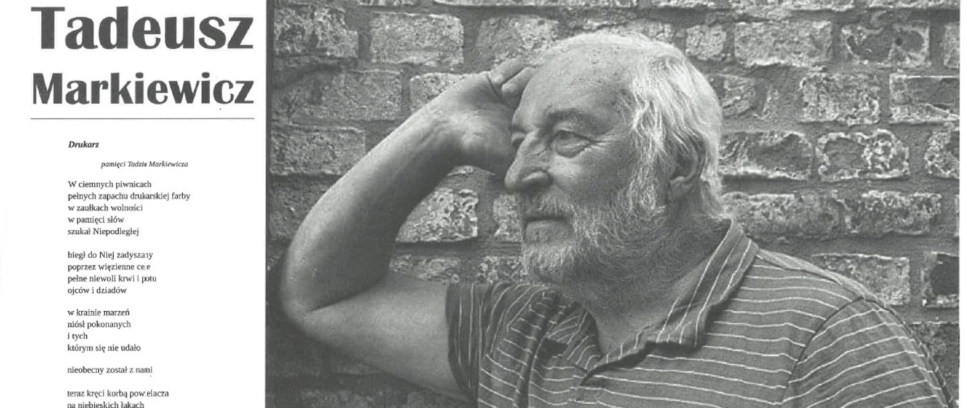 Grafika przedstawia czarno-białe zdjęcie Tadeusza Markiewicza, członka Komitetu Założycielskiego "Solidarności". Tuż obok zdjęcia znajdują się napisy: 09.10.1947 (data urodzenia) 22.12.2021 (data śmierci), Tadeusz Markiewicz oraz wiersz Wojciecha Starzyńskiego pt. "Drukarz". 
