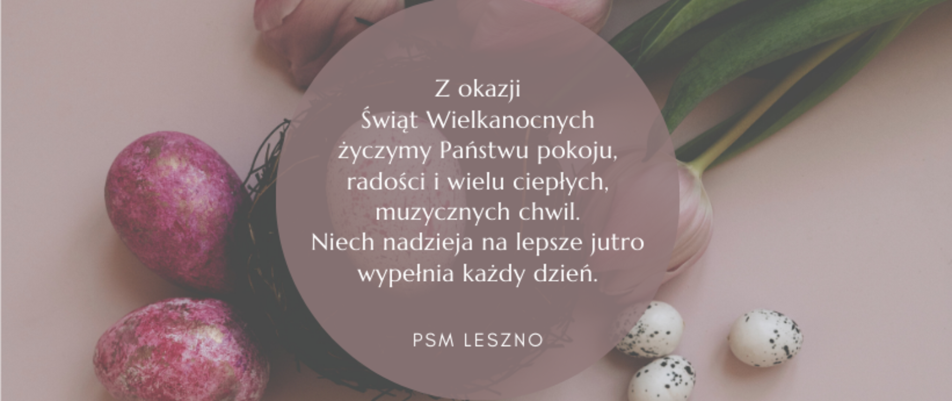 Plakat na jasnoróżowym tle z białymi napisami. W tle kolorowe pisanki, gniazdko i tulipany