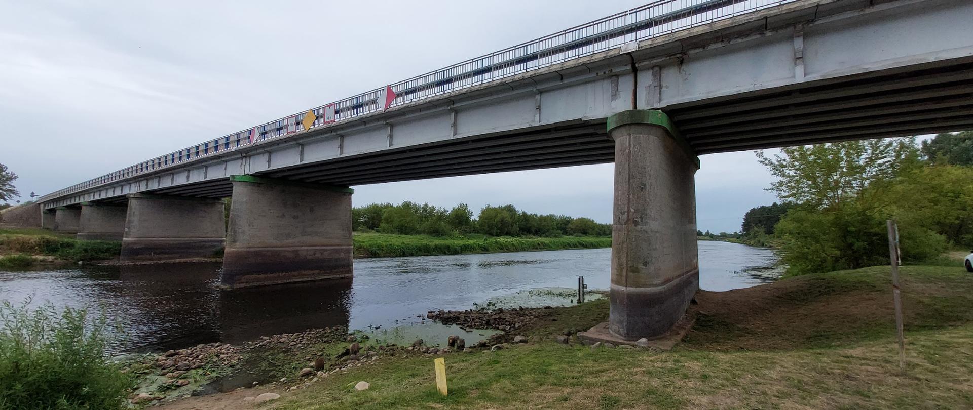 Mont na Narwi w Wiźnie, widok na podpory mostu z odznaczającymi się poziomami wody w Narwi, na Moście oznakowanie żeglowne