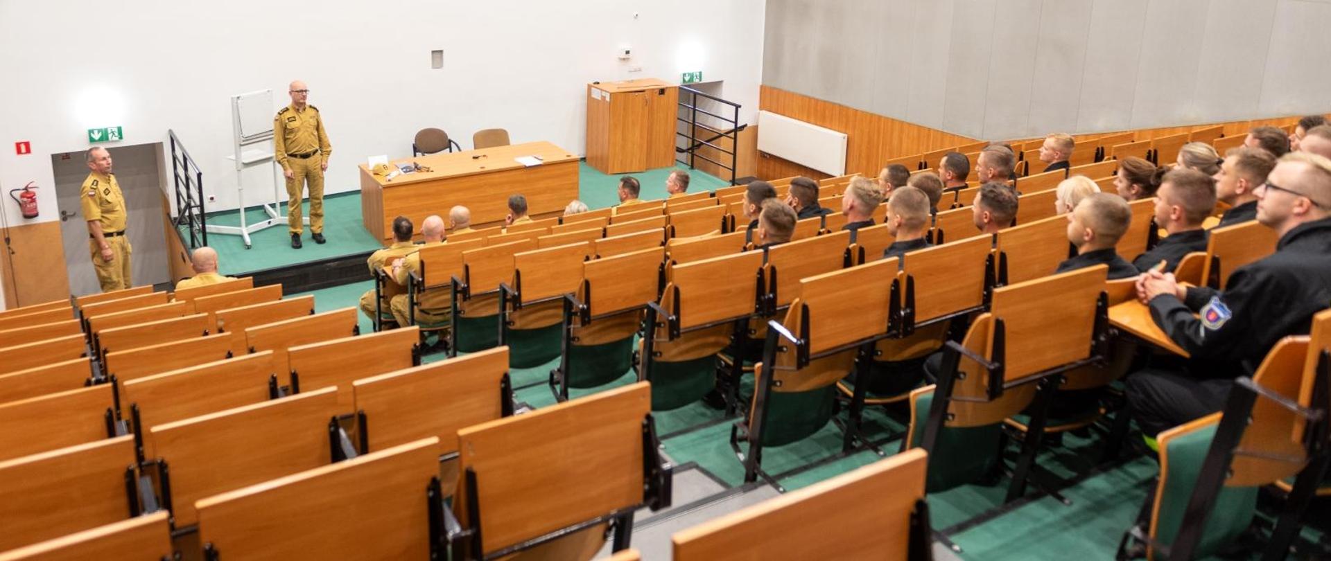 Na zdjęciu komendant przemawia do kursantów