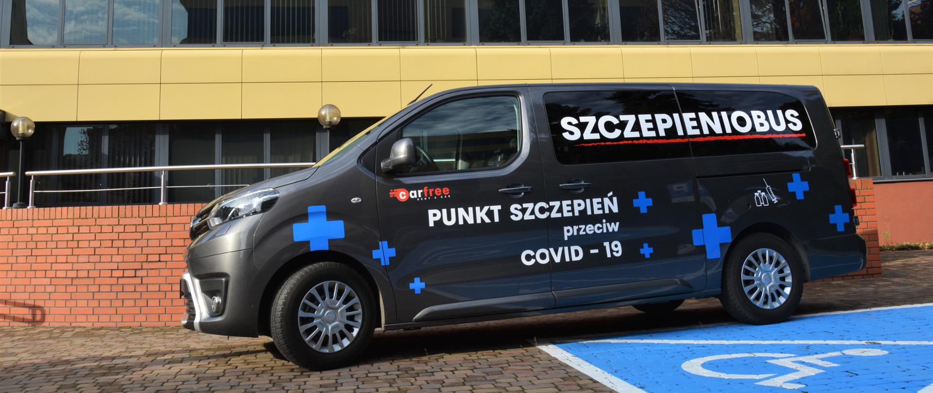 Szczepieniobus, czyli samochód, w którym można zaszczepić się przeciwko COVID-19 