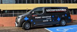 Szczepieniobus, czyli samochód, w którym można zaszczepić się przeciwko COVID-19 