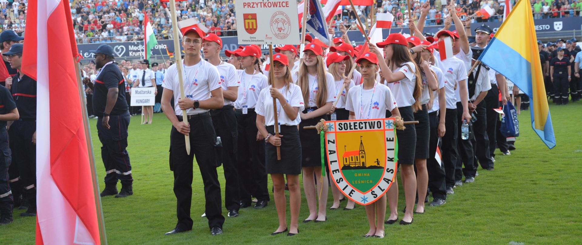 Młodzieżowe Drużyny Pożarnicze Wysokienice i Przytkowice na zbiórce podczas olimpiady pożarniczej.