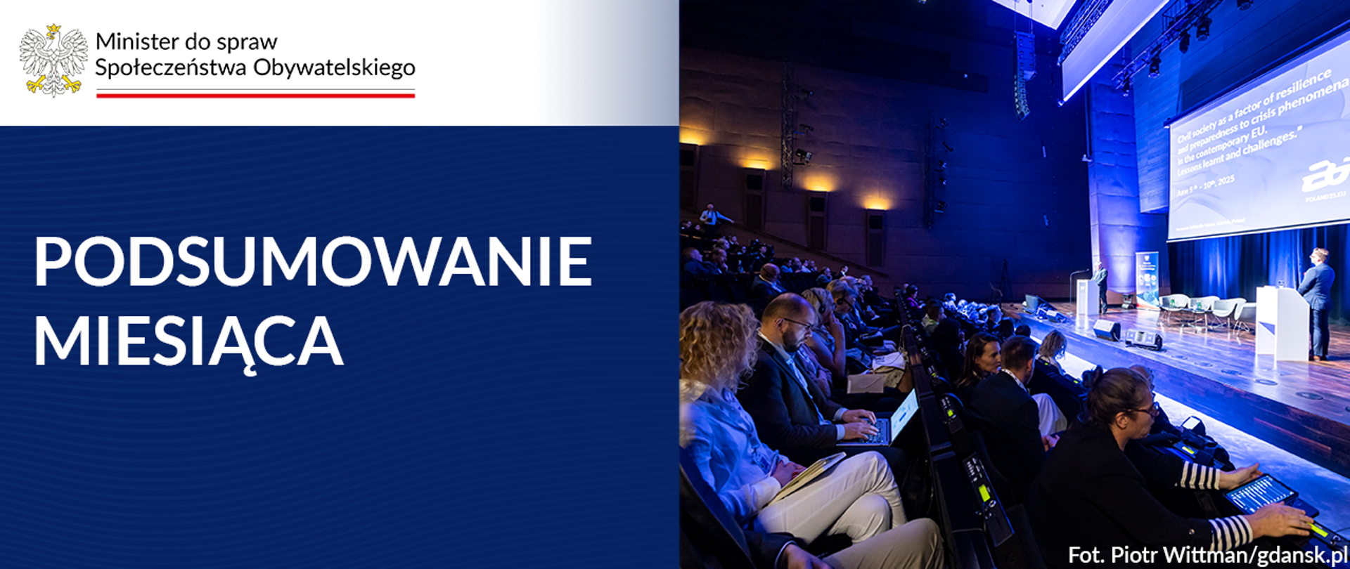 Grafika nagłówkowa do artykułu. Po lewej stronie tytuł: "Podsumowanie miesiąca" oraz logotyp Minister do spraw Społeczeństwa Obywatelskiego. Po prawej zdjęcie z konferencji w Gdańsku pod tytułem „Społeczeństwo obywatelskie jako czynnik odporności i gotowości na zjawiska kryzysu we współczesnej UE. Doświadczenia i wyzwania.” 
