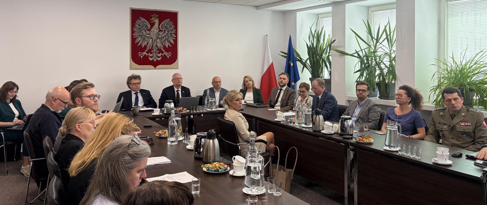 członkowie Rady Infrastruktury Informacji Przestrzennej podczas posiedzenia 08.07.2026 r.