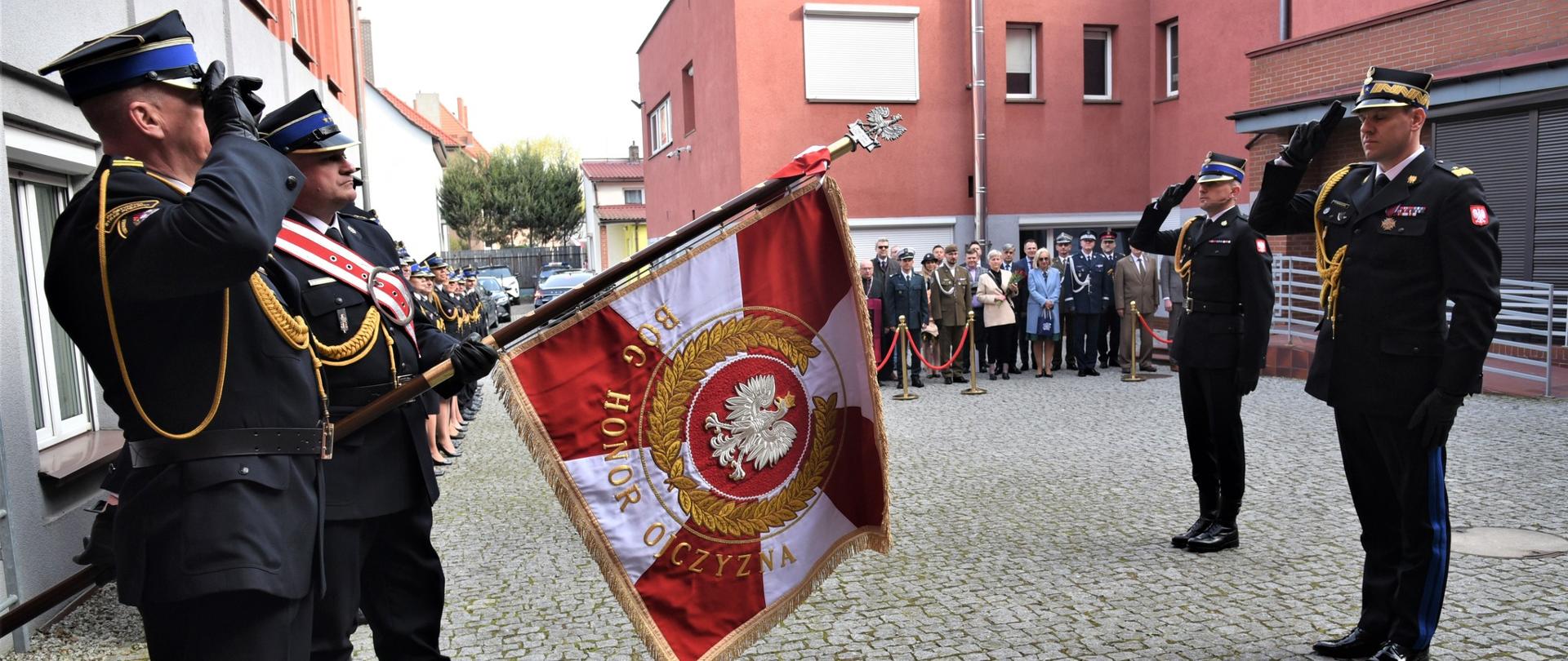 Powitanie Lubuskiego Komendanta Wojewódzkiego PSP nadbryg. Patryka Maruszaka po awansie generalskim - generał składa honory sztandarowi