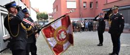 Powitanie Lubuskiego Komendanta Wojewódzkiego PSP nadbryg. Patryka Maruszaka po awansie generalskim - generał składa honory sztandarowi