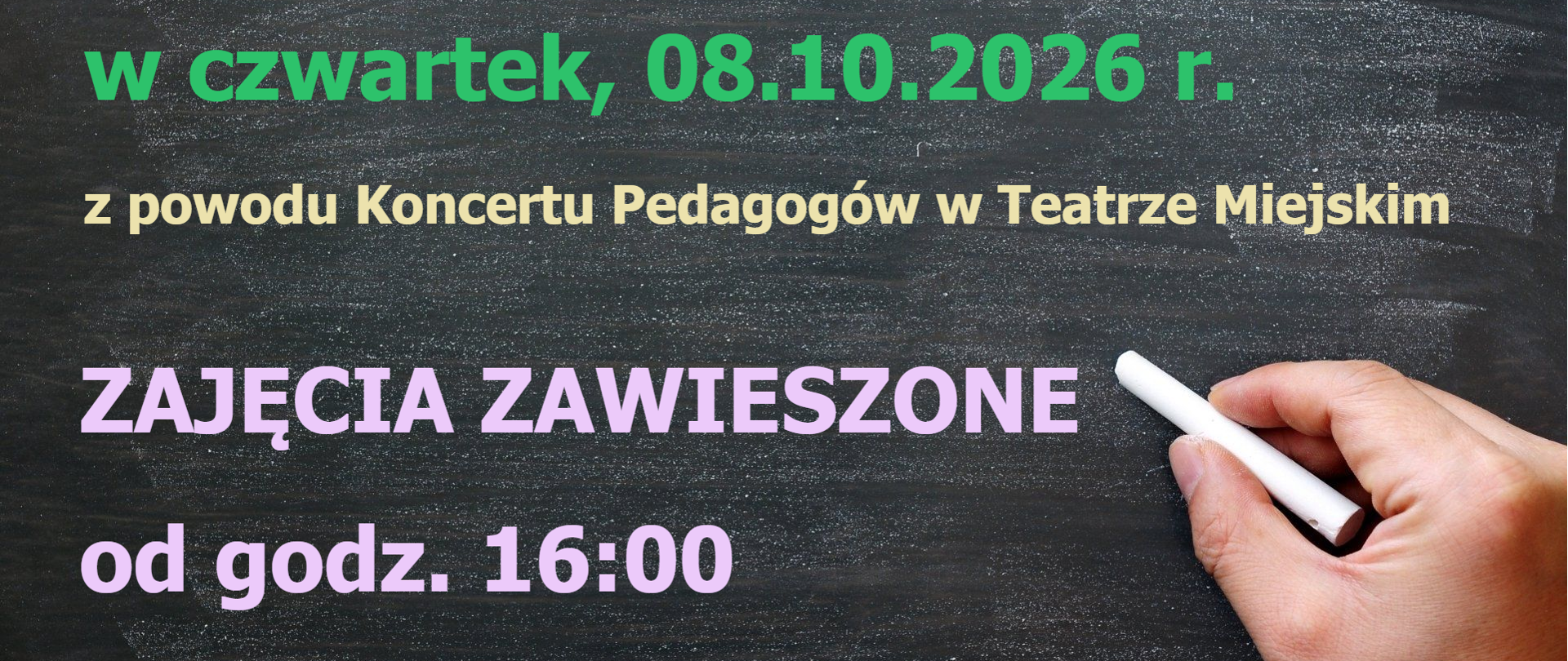 Ogłoszenie zawieszenia zajęć 8 października, napis na tablicy ręką trzymającą kredę