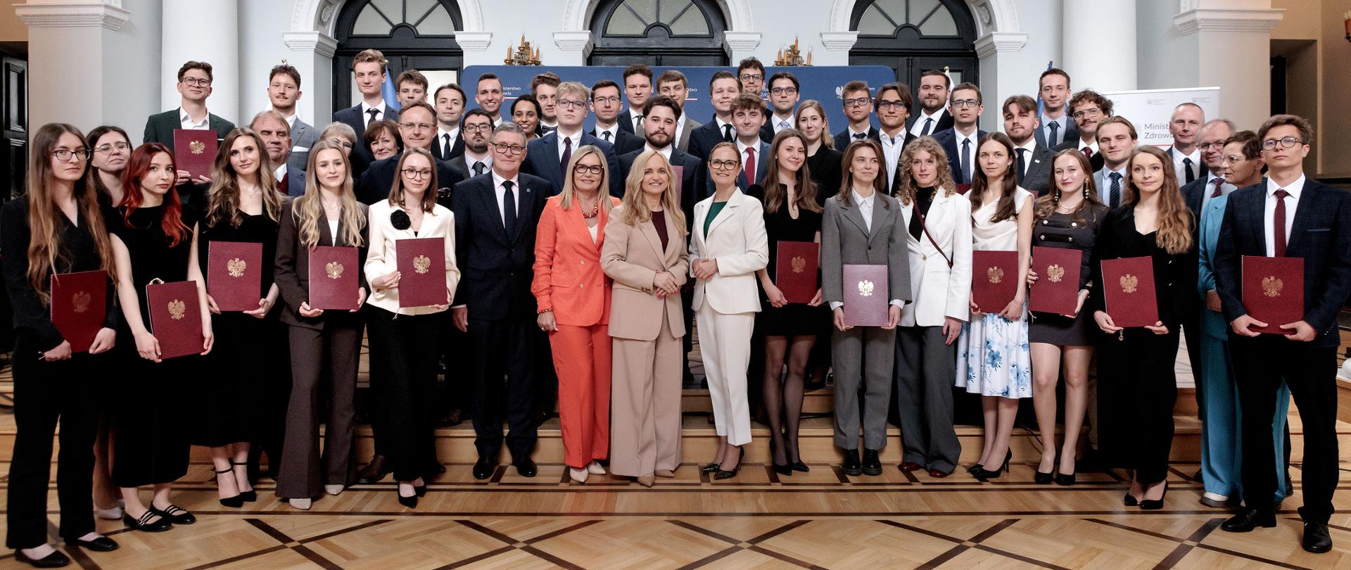 zdjęcia z przyznania stypendiów studentom medycyny