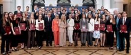 zdjęcia z przyznania stypendiów studentom medycyny