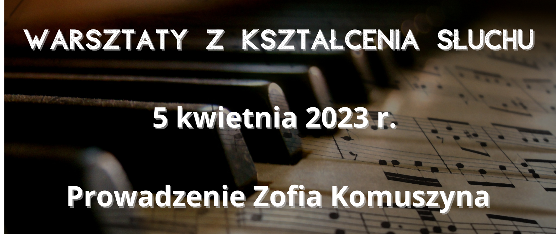 Plakat przedstawia z lewej strony klawiaturę fortepianu, z prawej kartkę z nutami oraz wpis: Warsztaty z kształcenia słuchu 5 kwietnia 2023 r. prowadzenie Zofia Komuszyna.