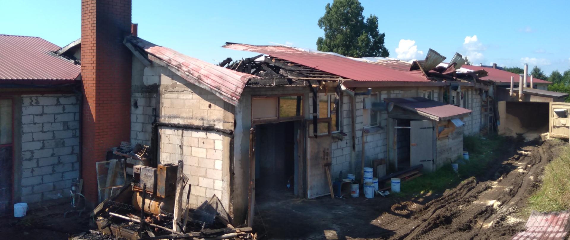 Spalona część pokrycia budynku stolarni - widok z tyłu od strony pól