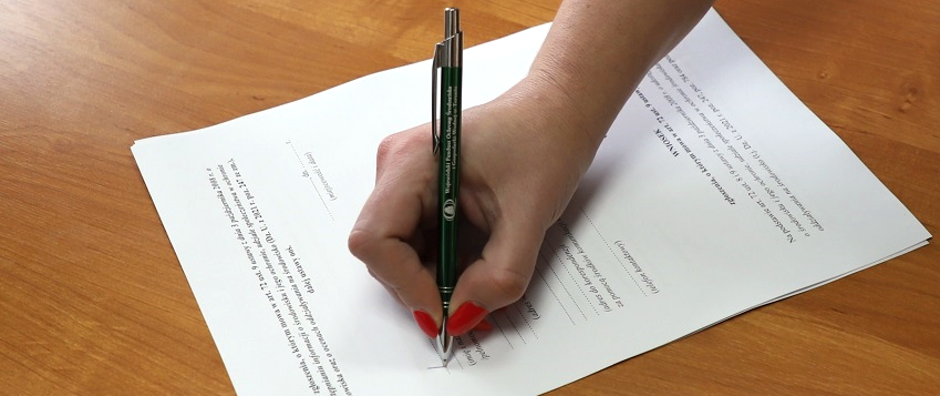 Formularz podpisywany zielonym długopisem