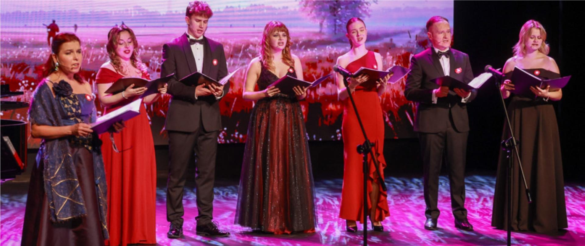 Zdjęcie przedstawia uczestników koncertu w DK w Policach