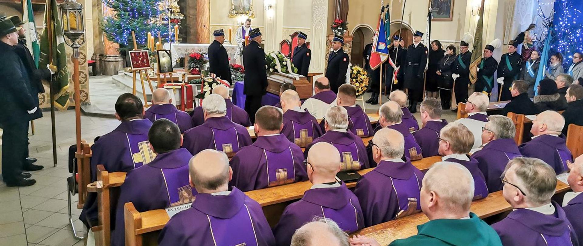 Wierni w trakcie mszy świętej pogrzebowej.