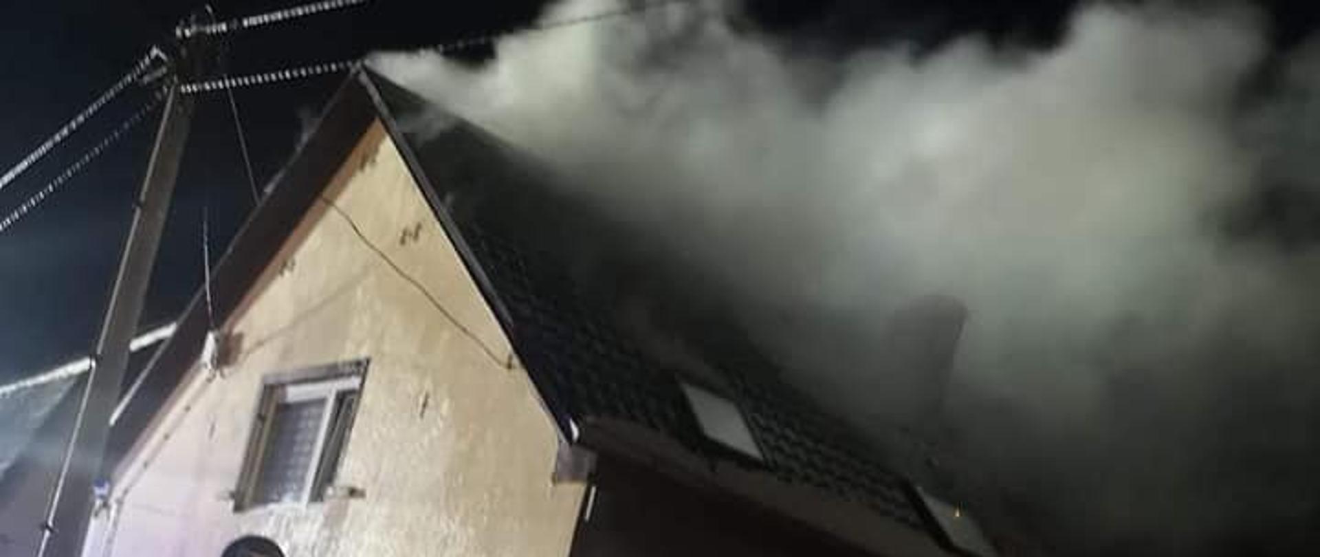 Wydobywający się dym z poddasza budynku jednorodzinnego ok. godz. 05.40. Na miejscu jest OSP Przytoczna.